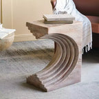 Table d'appoint sculpturale arquée, légère et moderne, avec finition en faux travertin