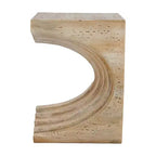 Table d'appoint sculpturale arquée, légère et moderne, avec finition en faux travertin