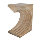 Table d'appoint sculpturale arquée, légère et moderne, avec finition en faux travertin