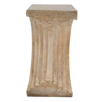 Table d'appoint sculpturale arquée, légère et moderne, avec finition en faux travertin
