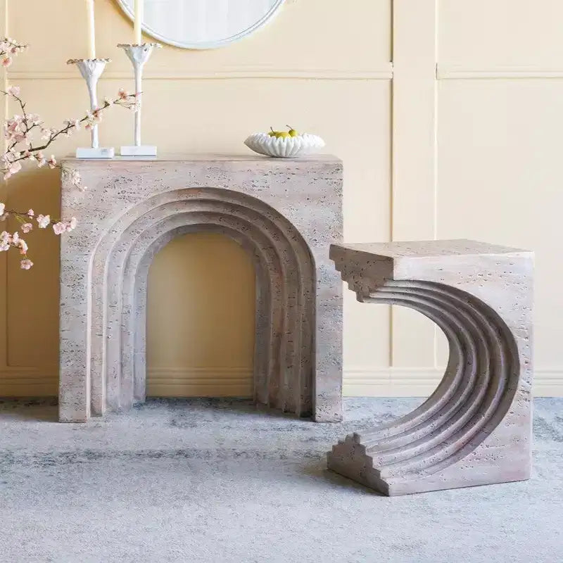 Table d'appoint sculpturale arquée, légère et moderne, avec finition en faux travertin