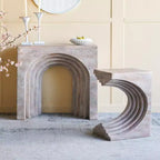 Table d'appoint sculpturale arquée, légère et moderne, avec finition en faux travertin