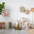 Table d'appoint ronde avec plateau en métal embouti, finition laiton, piétement en fer