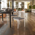 Chaise de salle à manger commerciale en bois massif avec dossier à lattes et siège en vinyle