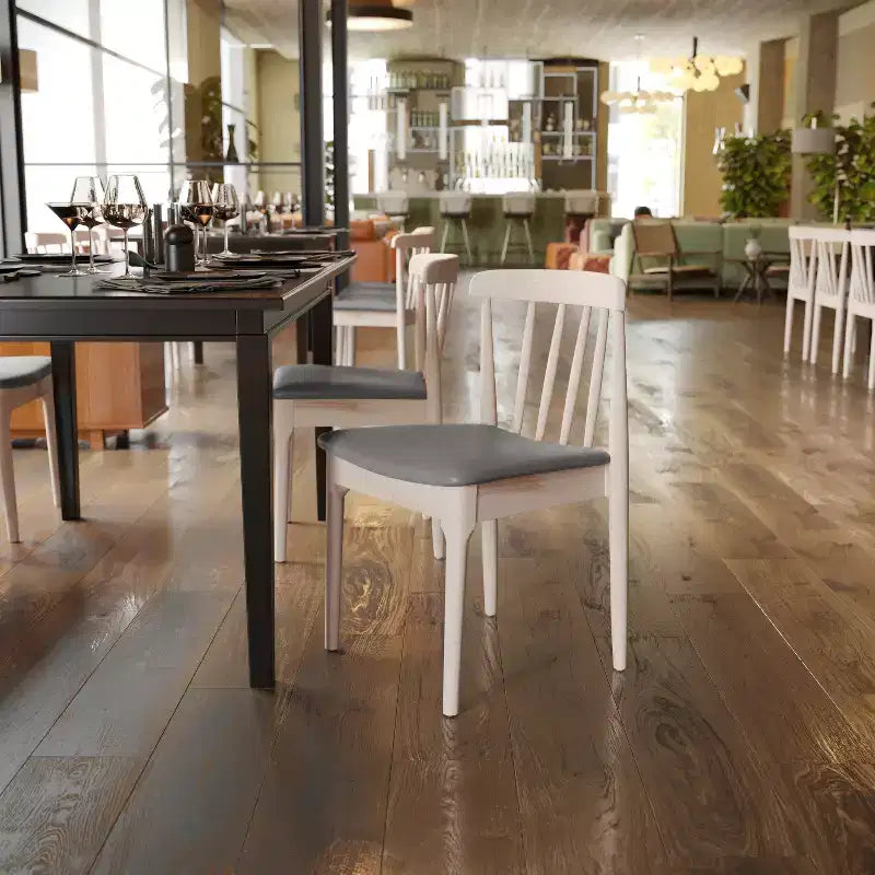 Chaise de salle à manger commerciale en bois massif avec dossier à lattes et siège en vinyle