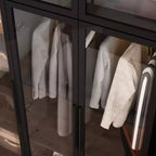Vitrine d'exposition moderne avec portes en verre et étagères réglables